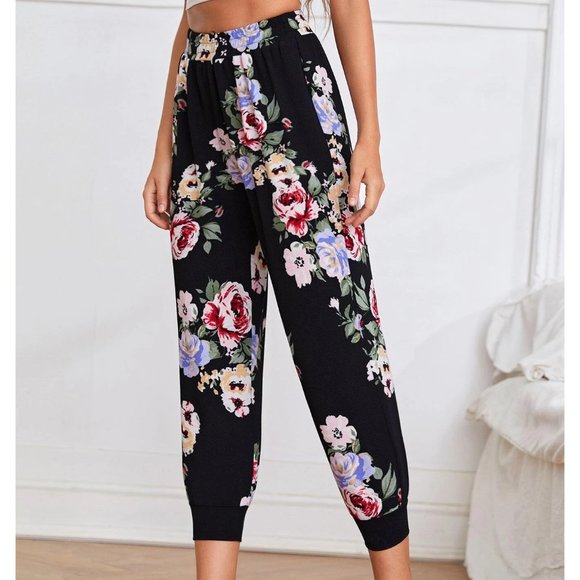 Pants - NEW!! Floral Print Cropped Pants
